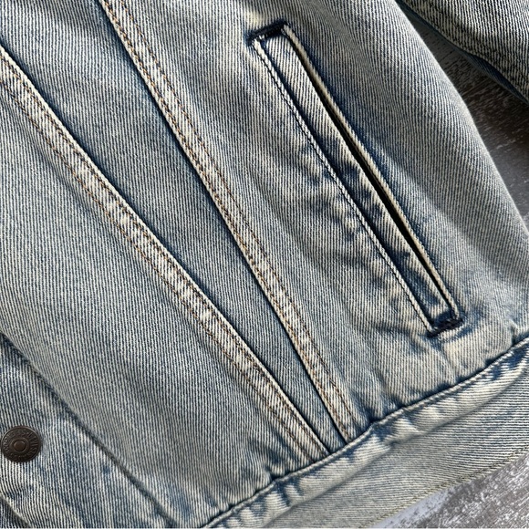 Levi’s Ex Boyfriend Trucker Sherpa Denim Jacket - Picture 6 of 13